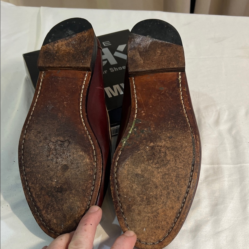 Elegant Burgundy Tassel Loafers for Men - Picture 5 of 5